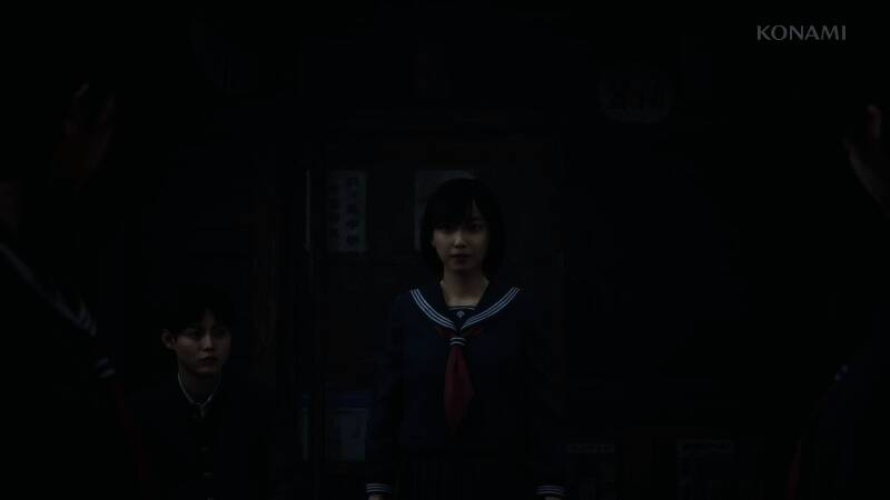 《寂静岭f》游戏场景画面，主角置身于浓雾笼罩的诡异小镇街道