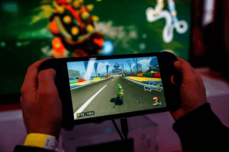 三星工厂内部场景，精密设备正在运转，工作人员正在进行芯片制造流程监控