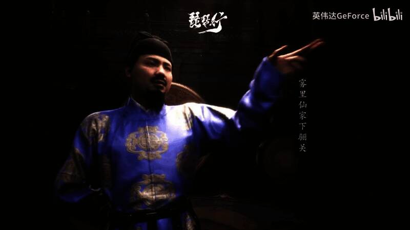 游戏场景中角色身穿唐代服饰，在古风建筑之间穿梭，光影渲染细腻，气氛神秘