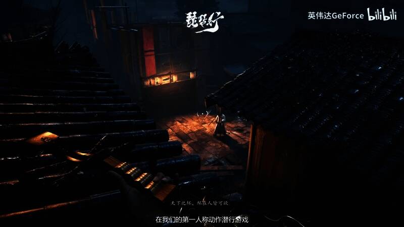 战斗场景中的主角手持短刃隐匿于阴影之中，远处敌人巡逻而过，氛围紧张