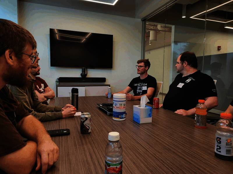 托德·霍华德与《Skyblivion》团队成员亲切交谈，现场气氛轻松愉快