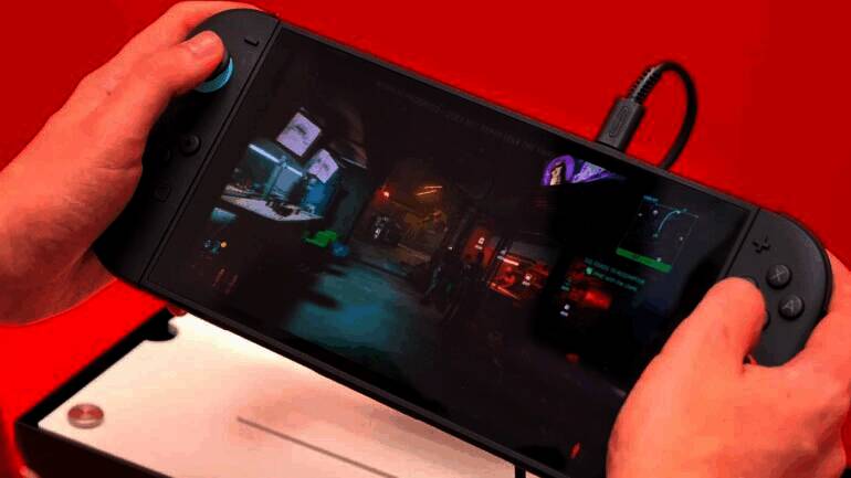 《赛博朋克2077》在Switch2上展示的高画质实机画面，城市光影逼真，角色建模精细