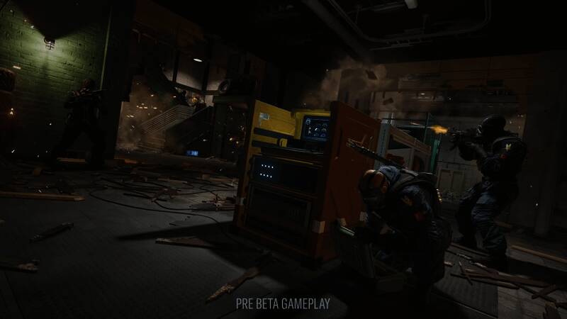 Clash干员在实战中灵活运用新盾牌展开战术压制，背景为激烈枪战场面