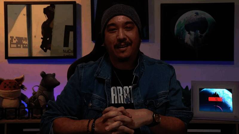 《马拉松》游戏角色技能展示画面，背景可见科幻城市与空中战舰