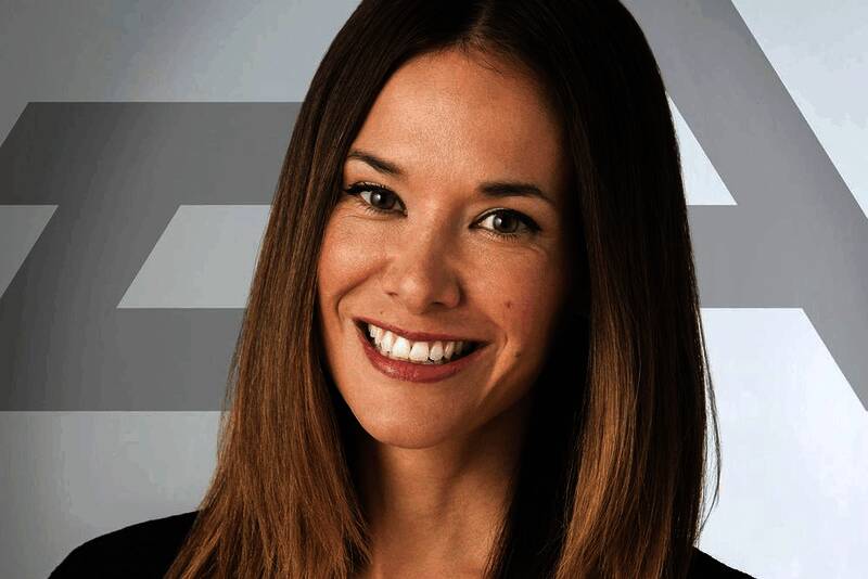 Jade Raymond在工作室会议中指导团队成员，背景可见多个项目白板