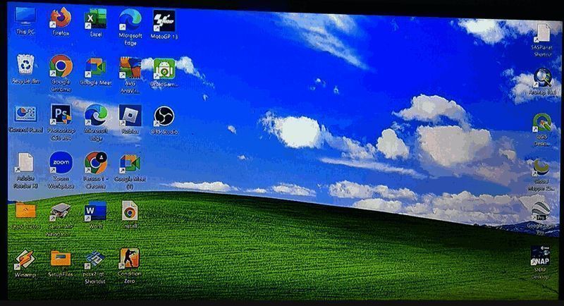 奶奶正在使用这台老电脑玩柏青哥游戏，神情专注而愉快