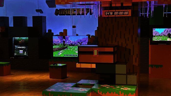 游戏中时间胶囊放置场景示意图，周围环绕着各类方块和道具