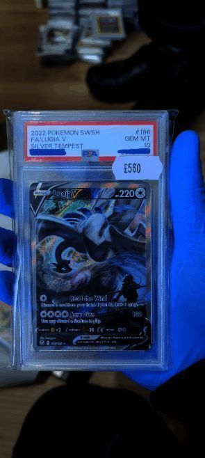 警方召开新闻发布会通报案情，背景为宝可梦卡牌特写画面