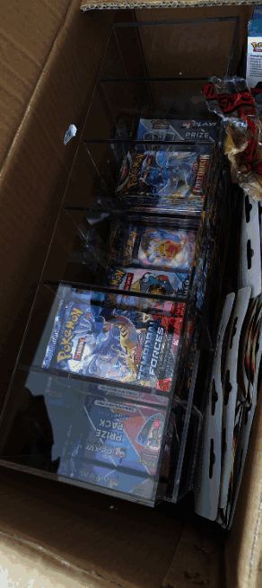 宝可梦卡牌实物高清图，清晰可见卡片上的经典角色图案