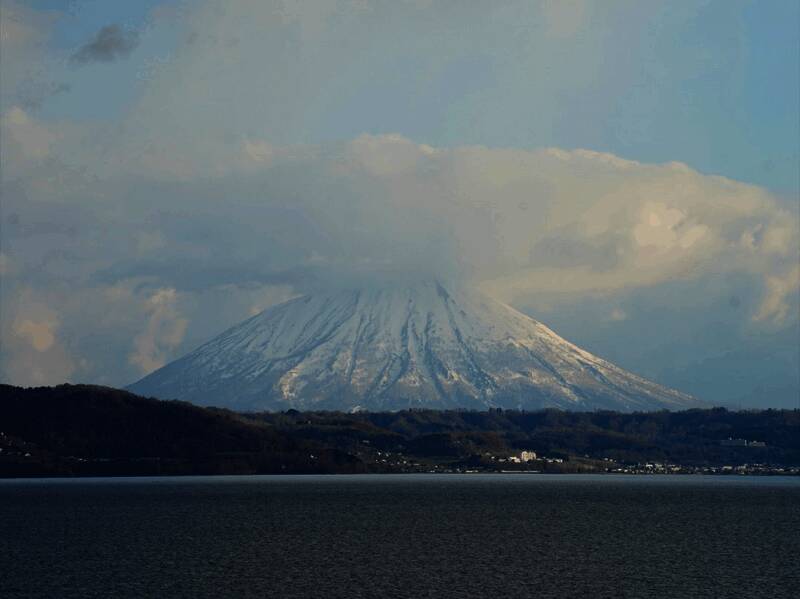 高耸入云的羊蹄山被白雪覆盖，气势恢宏