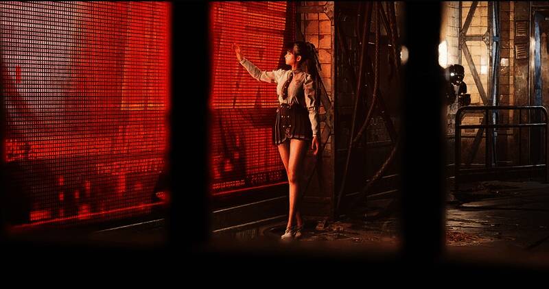 《星刃》游戏封面，未来风格角色手持武器，画面充满科技感