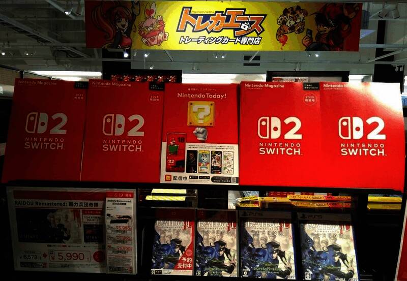 Nintendo Switch 2游戏卡带展示盒在零售店内整齐陈列，吸引众多顾客驻足观看