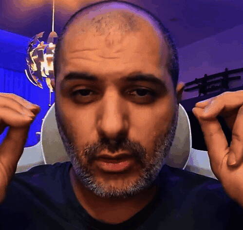 Hakoom手持PS5并进行后期处理的创意照片