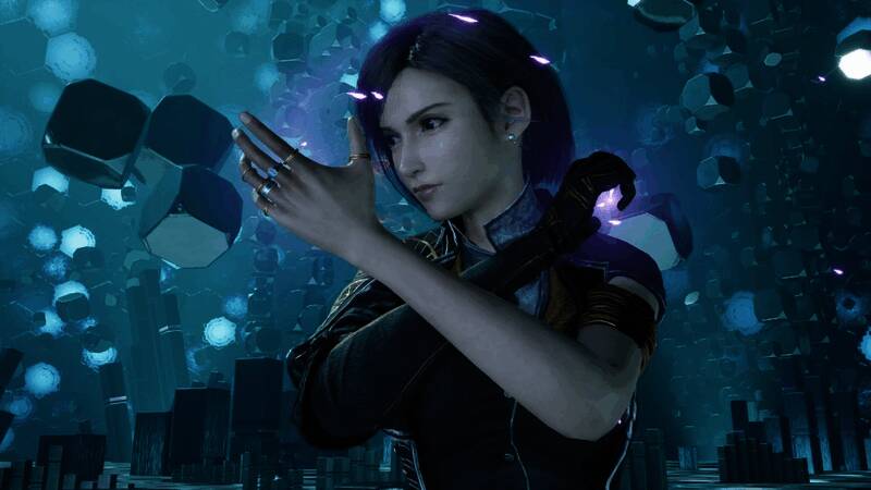 蒂法在夜色中行走，服装在光影下展现出不同质感