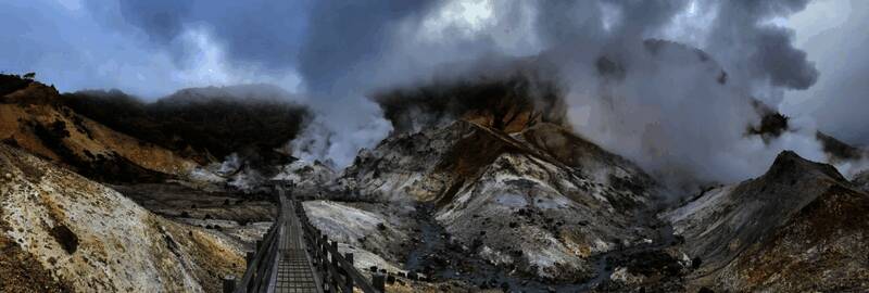 羊蹄山实景照片，展现其壮丽山势与神秘氛围