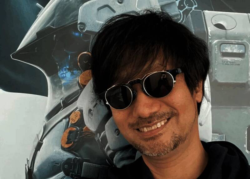 小岛秀夫接受采访画面，背景为工作室环境