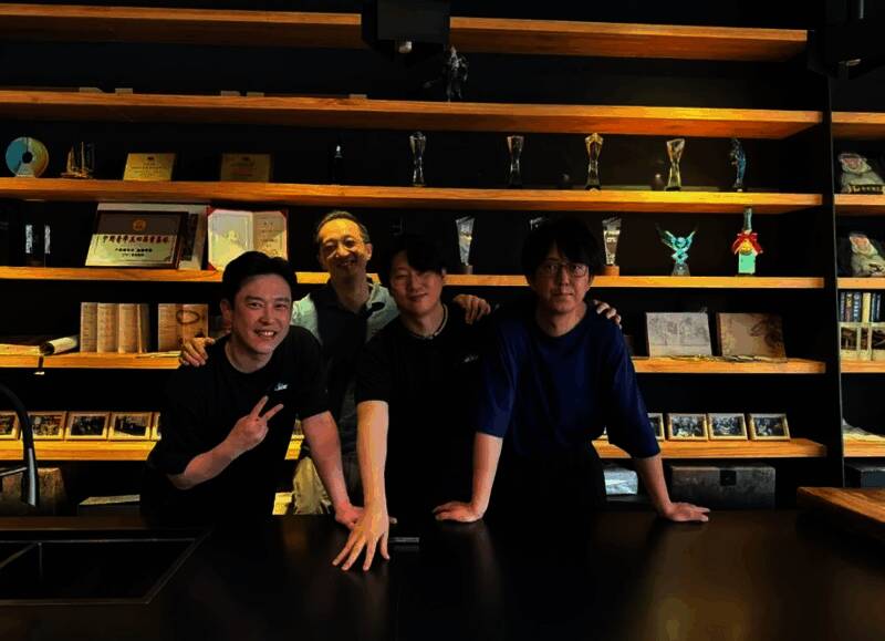 金亨泰与冯骥、杨奇在《黑神话：悟空》艺术展现场合影，背景为展览主视觉墙