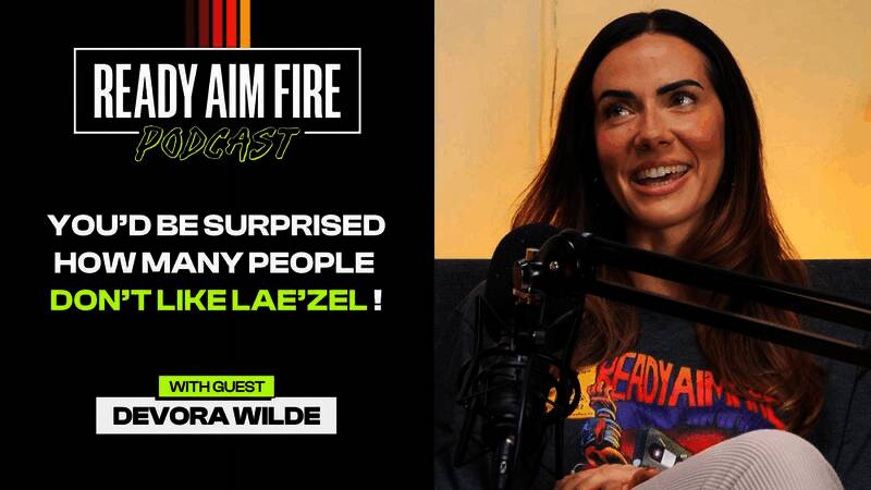 拉瑞安工作室成员合影，背景为电脑屏幕与开发工具