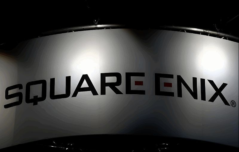 SE与TBS高层代表在签约仪式上握手合影，背景为双方企业标志组成的巨幅海报