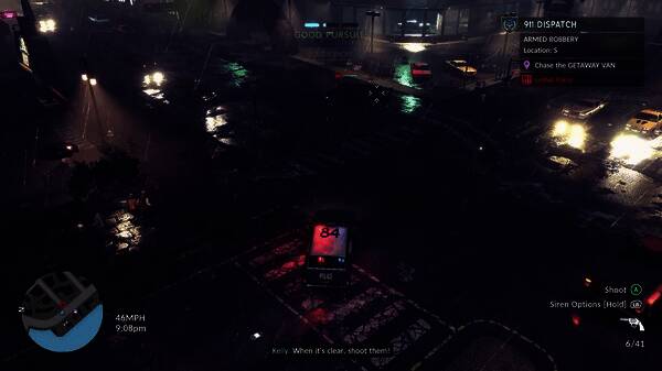 主角手持步话机与指挥中心联络，身后是繁忙的警局作战室