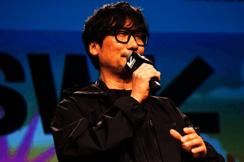 《死亡搁浅2》夜晚场景中的角色行进画面，环境光线昏暗但层次分明