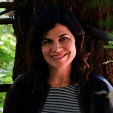 Mary Olson参与《光环：无限》开发期间的工作照，背景为游戏开发界面