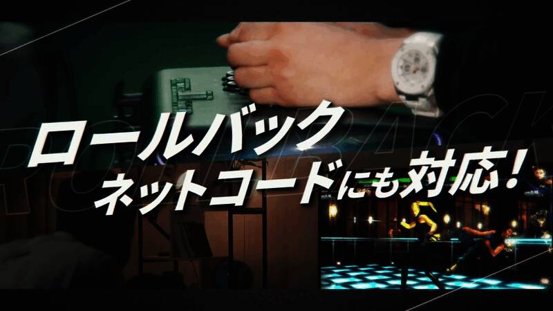 两名角色在擂台上激烈对战，观众席座无虚席