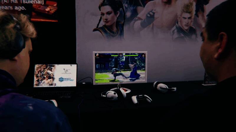 角色特写镜头，面部表情与服饰细节栩栩如生