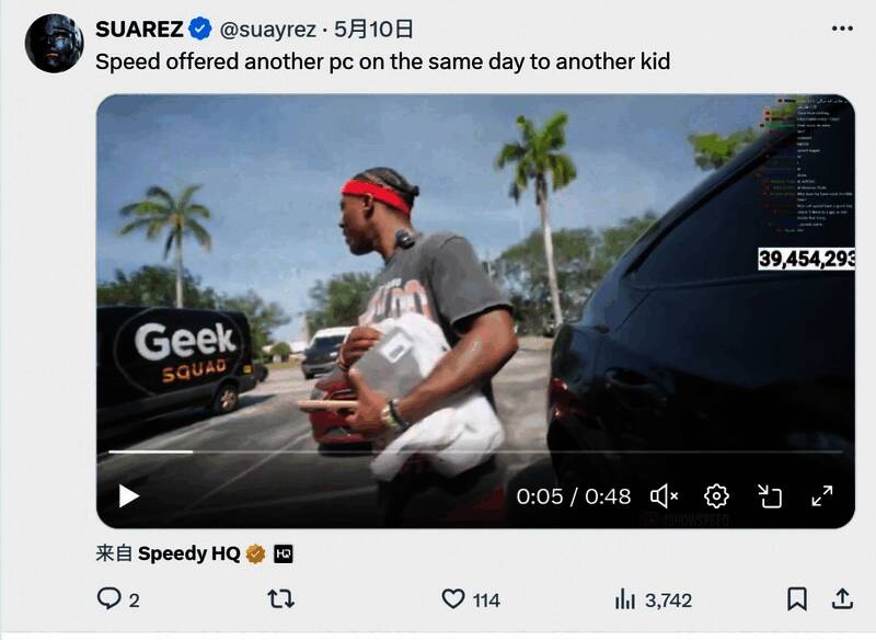 甲亢哥与小男孩及母亲合影，面带微笑