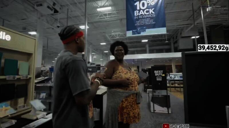 甲亢哥帮助搬运电脑到车上，动作自然亲切