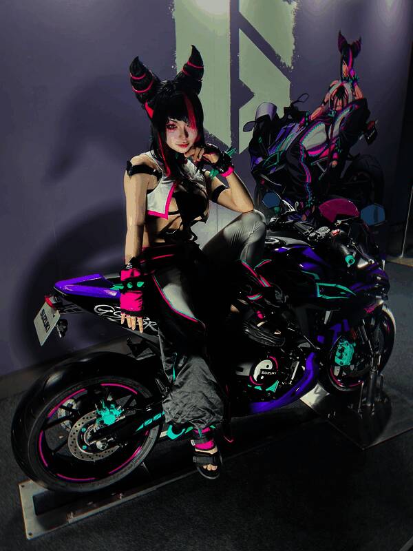 比赛现场选手全神贯注操作手柄，神情紧张专注