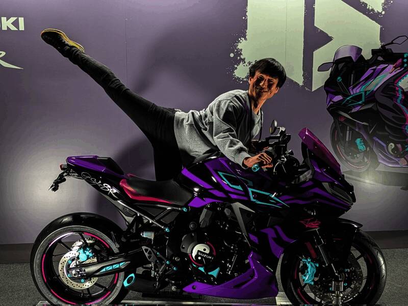 选手间展开高强度对抗，指尖飞舞操作技巧令人惊叹