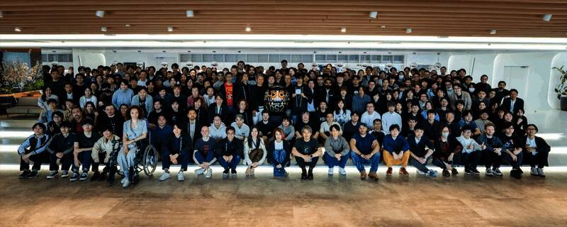 夜幕下的游戏世界，光影效果逼真，展现全新视觉风格