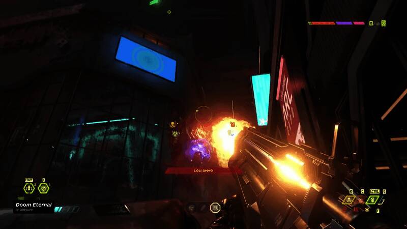 近战攻击瞬间，主角挥舞能量斧劈砍恶魔头部