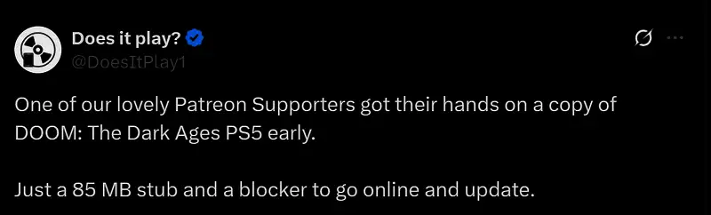 《毁灭战士：黑暗时代》PS5实体光盘展示，封面为游戏标志性角色手持武器，背景为地狱般的战场环境