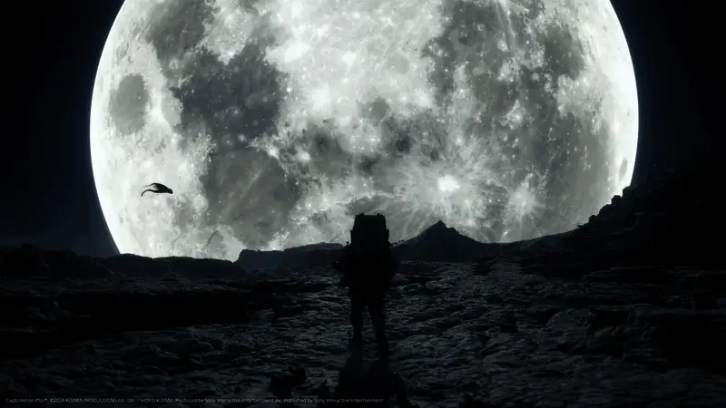 小岛秀夫接受采访现场照片，背景为《死亡搁浅》游戏画面