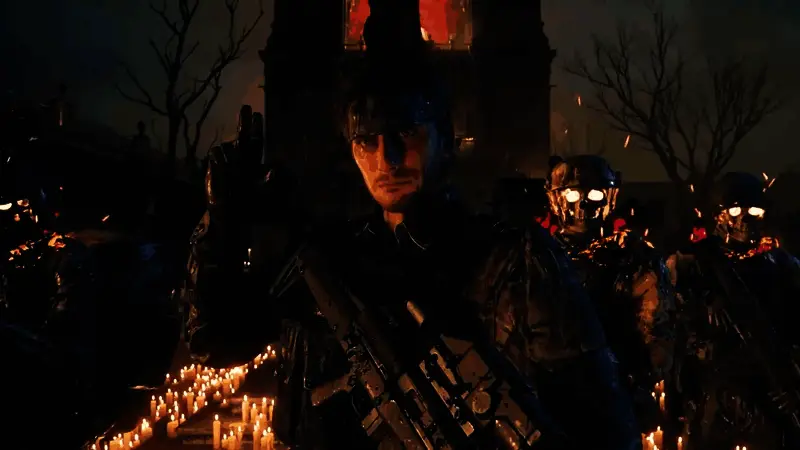 《死亡搁浅2》宣传海报展示主角手持武器穿越废墟的场景