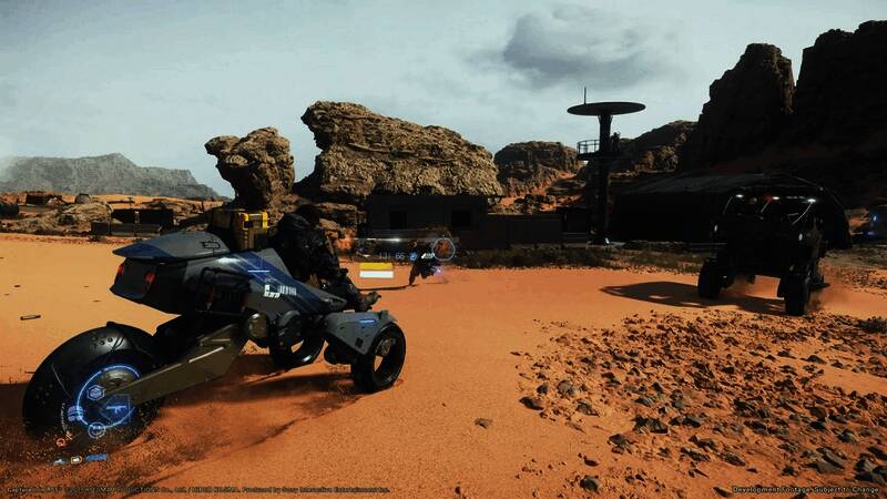 《死亡搁浅2》游戏封面风格宣传图，主角手持武器在荒野中前行