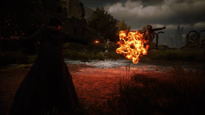 霍格沃茨湖边场景，倒影清晰，画面细腻