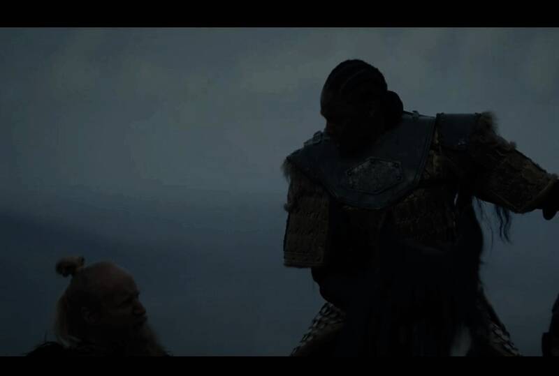 《文明7》真人宣传片画面，一位黑人女性身穿战甲骑马指挥军队，身后是整齐列队的蒙古士兵