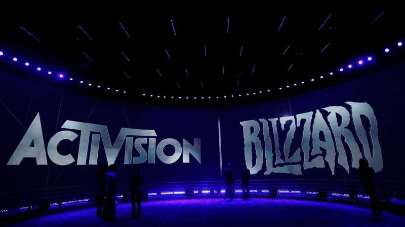 微软与动视暴雪高层会面现场，背景为双方公司标志