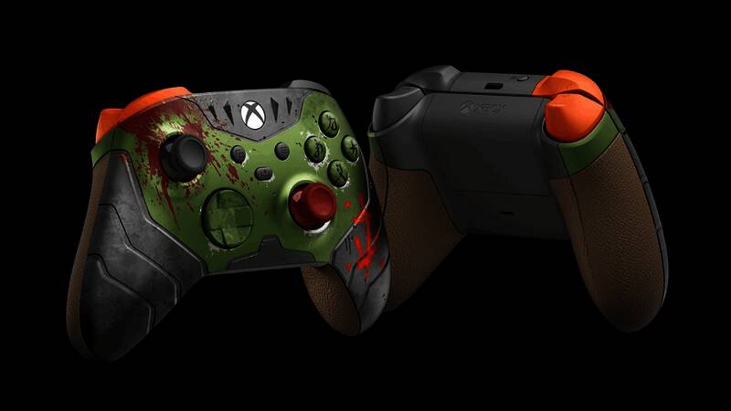 限量版Xbox无线控制器实物图，表面带有血迹效果与装甲纹理