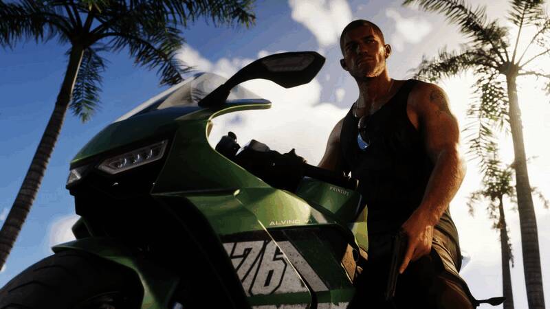 杰森·杜瓦尔在街头行走，身穿休闲装，神情警惕