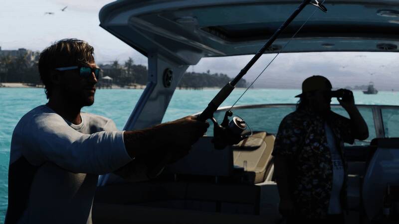 杰森站在海边码头边，远处是城市夜景