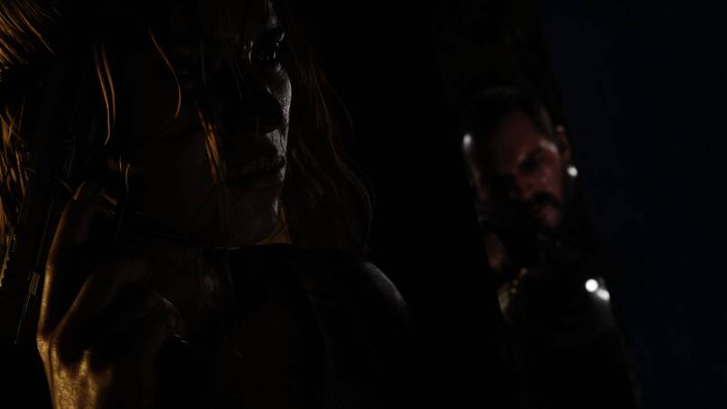 露西亚与杰森在街头奔跑，身后有追兵逼近