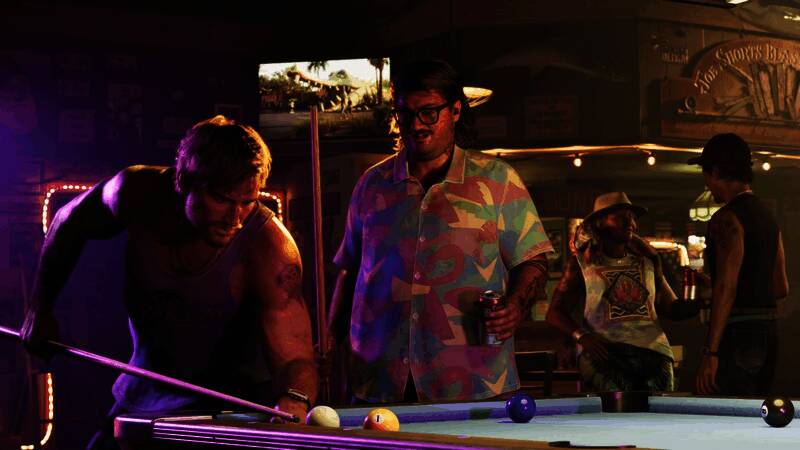 卡尔靠在沙发上，手中拿着啤酒罐，神情若有所思