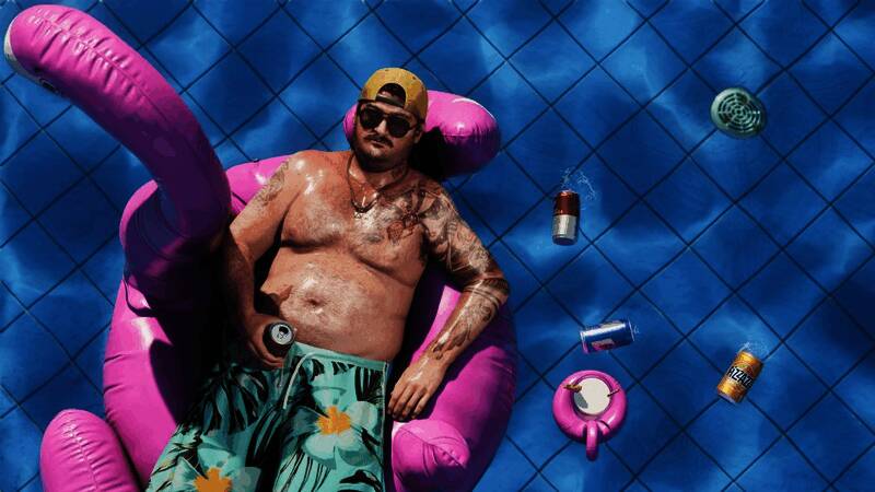 卡尔与杰森在昏暗房间内低声交谈，墙上挂着电子设备