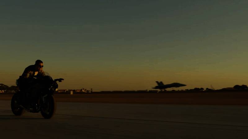 角色驾驶战机低空飞行，致敬阿汤哥经典动作场面