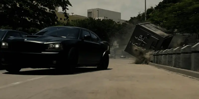 金库狂飙街头，车辆损毁严重，展现极限追逐场面