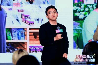 店内陈列各类限量版IP周边产品，风格鲜明，设计感十足